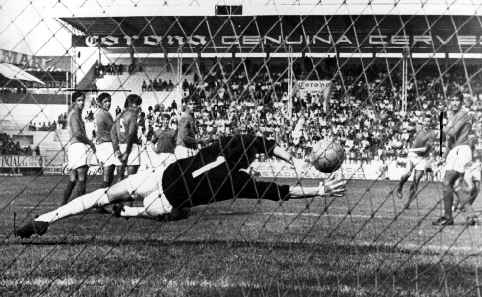 Messico 1970. Quarti di finale Italia - Messico 4 1, gol di Gigi Riva su punizione